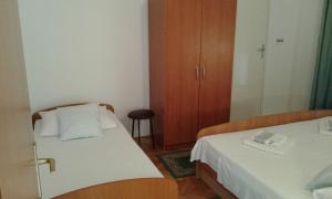 Postel nebo postele na pokoji v ubytování Apartments Josip - 150 m from beach with free parking