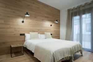 Säng eller sängar i ett rum på Cantabric Plaza / Iberorent Apartments