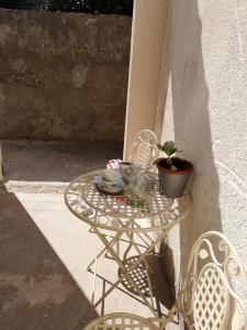 Apartment Ana في فيس: طاولة زجاجية عليها كرسيين وزرع