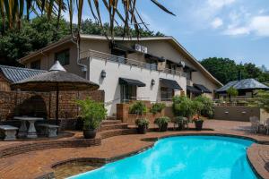 约翰内斯堡125 on Van Buuren Road Guest House的酒店楼前有游泳池