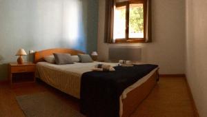 Schlafzimmer mit einem großen Bett und einem Fenster in der Unterkunft Apartment Blue Bay in Malinska