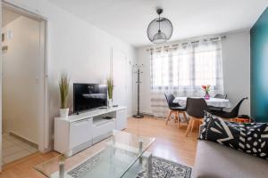 a living room with a couch and a tv at Big 1 BR - Paris 12ème - Gare de Lyon - Orly in Alfortville