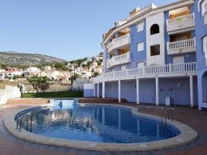 una piscina frente a un edificio en Apartamentos Marcomar 3000, en Alcossebre