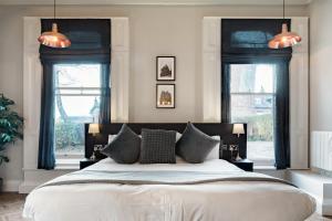 Un pat sau paturi într-o cameră la The Heaton at Claremont Serviced Apartments