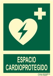 a green sign with a heart and a cross at Gira Lua in Igreja