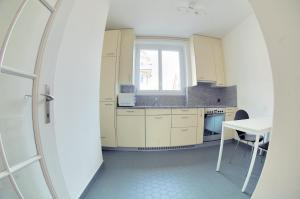 Η κουζίνα ή μικρή κουζίνα στο 2BR near lake - Stardust 11 +8 φωτογραφίες