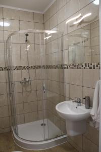 レシュノにあるM&M Spanieのバスルーム(シャワー、シンク付)