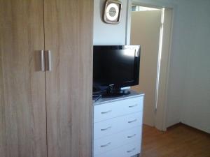 TV a/nebo společenská místnost v ubytování Haus Linne