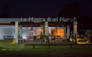 un edificio con un cartel que lee la museica y el mar en Aparthotel la Música y el Mar, en Maldonado