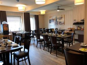 ein Esszimmer mit Tischen und Stühlen in einem Restaurant in der Unterkunft Hotel Imperial in Hamburg