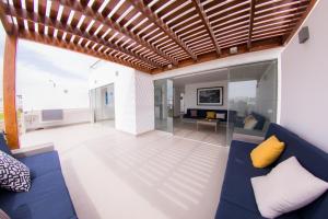 an open living room with a blue couch at Casa en Nuevo Paracas in Paracas