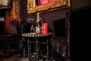 due bottiglie di vino su un tavolo in una stanza di Brighton Erotic Boudoir a Brighton & Hove