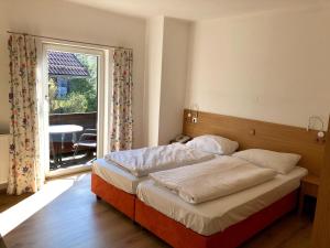Postel nebo postele na pokoji v ubytování Hotel Schöne Aussicht