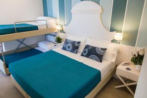 sypialnia z łóżkiem i łóżkiem piętrowym w obiekcie Hotel Ambassador w mieście Marotta