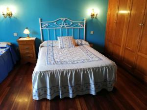 カマレニョにあるLa Ermitaの青いベッドルーム(ベッド付)