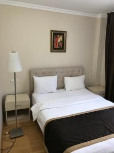 イスタンブールにあるGulhane Apartmentsのベッドルーム(ベッド1台、ランプ付)