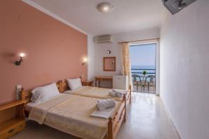 Llit o llits en una habitació de Arilla Beach Hotel