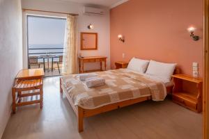 Llit o llits en una habitació de Arilla Beach Hotel