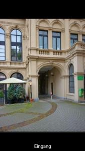 ein großes Gebäude mit einem Bogen davor in der Unterkunft 1 Zimmer Wohnung mit der Terrasse in der Innenstadt in Wiesbaden