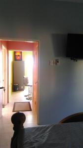 1 dormitorio con puerta que da a una habitación con mesa en Hiya heights, en Montego Bay 4 fotos más