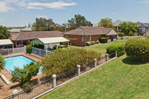 uma vista aérea de uma casa com piscina em Abraham Lincoln Motel em Tamworth