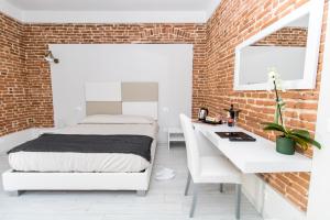 Un pat sau paturi într-o cameră la Le Suite