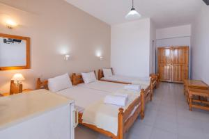 Llit o llits en una habitació de Arilla Beach Hotel