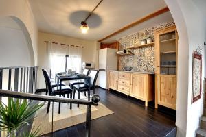 una cucina e una sala da pranzo con tavolo e sedie di CASA 4 - Perfect location - Sea view ad Albufeira