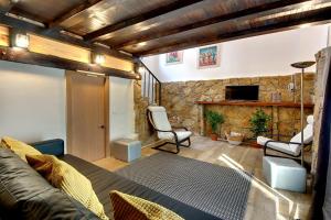 ein Wohnzimmer mit Sofa und Kamin in der Unterkunft CASA 4 - Perfect location - Sea view by DreamvillasAlbufeira in Albufeira