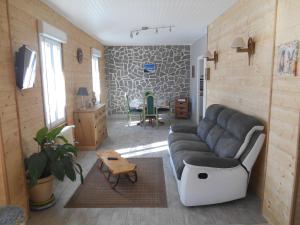un salon avec un canapé et une table dans l'établissement Villa Les Mimosas, à Le Mont-Dore
