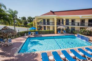 Kolam renang di atau di dekat Days Inn by Wyndham Florida City