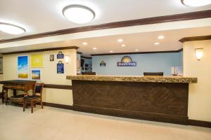 Лобби или стойка регистрации в Days Inn by Wyndham Florida City +34 фотографии