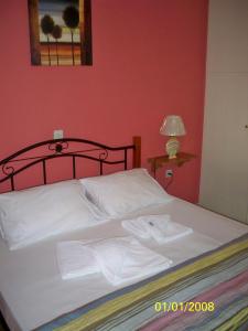 Кровать или кровати в номере Theoxenia Paralio Astros