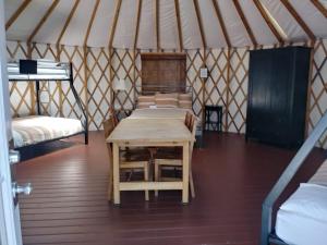 Pine Mountain RV Resort客房内的一张或多张床位