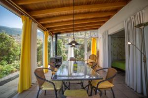 comedor con mesa de cristal y sillas en el balcón en Casa Ruth, en Los Llanos de Aridane
