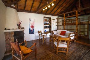 sala de estar con chimenea, mesa y sillas en Casa Ruth, en Los Llanos de Aridane