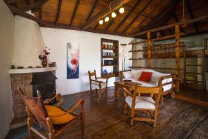 Una sala de estar con chimenea y una mesa y sillas. en Casa Ruth, en Los Llanos de Aridane