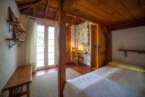 Un dormitorio con una cama y una ventana y un escritorio. en Casa Ruth, en Los Llanos de Aridane 12 fotos más