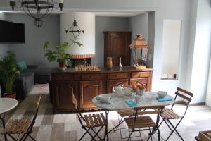 Μια τηλεόραση ή/και κέντρο ψυχαγωγίας στο Domaine de Praline Paprika +8 φωτογραφίες