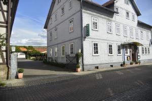 um grande edifício branco no lado de uma rua em Hotel Zur Stadt Cassel em Neukirchen