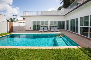 uma piscina no quintal de uma casa em Lux Pool Villas Krabi Ao Nang em Praia de Aonang