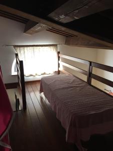 Un dormitorio con una cama grande y una ventana en Casale Poggio Meone, en Santa Luce
