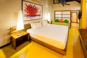 萊蒂西亞的住宿－提卡娜迪若德洛酒店，一间卧室配有床、灯和沙发