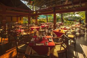 A restaurant or other place to eat at Decameron Decalodge Ticuna