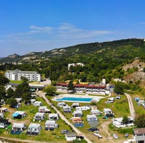 un gran estacionamiento con un montón de vehículos estacionados en Saint George Hotel 1 en Balchik