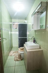 Un baño con lavabo, inodoro y ducha. en Casa Grande com 2 quartos e 1 suíte, en Foz do Iguaçu 44 fotos más