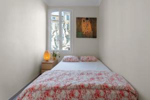 une chambre avec un lit et une fenêtre dans l'établissement My rima, à Antibes