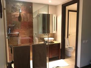 エデン島にあるEden Island Gemのバスルーム(シャワー、洗面台、トイレ付) +8枚の写真
