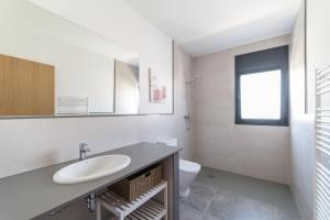 ein Badezimmer mit Waschbecken und Toilette in der Unterkunft Villa Margarita in L'Escala + 12 Fotos