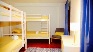a room with two bunk beds and a chair at Ideas Peregrinas in Tui
